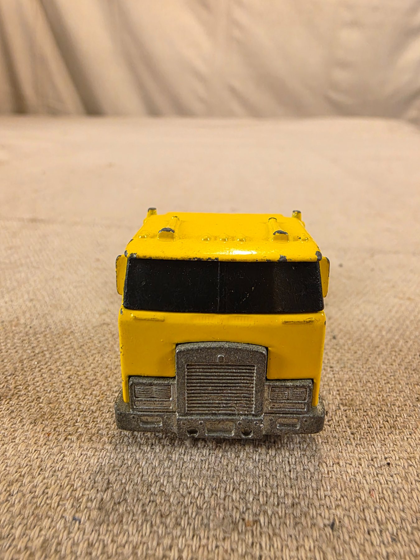 Vintage Hot Wheels 1986 Yellow Semi Truck Tractor Cab Malaysia - Image 2