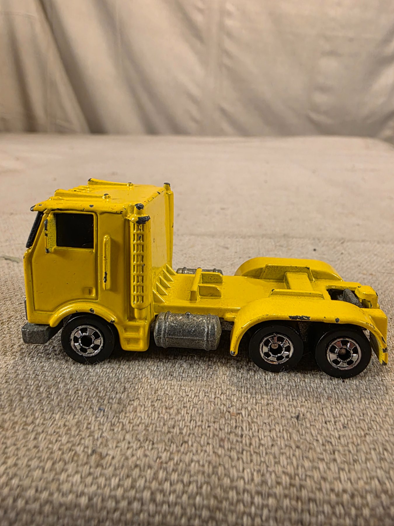 Vintage Hot Wheels 1986 Yellow Semi Truck Tractor Cab Malaysia - Image 3
