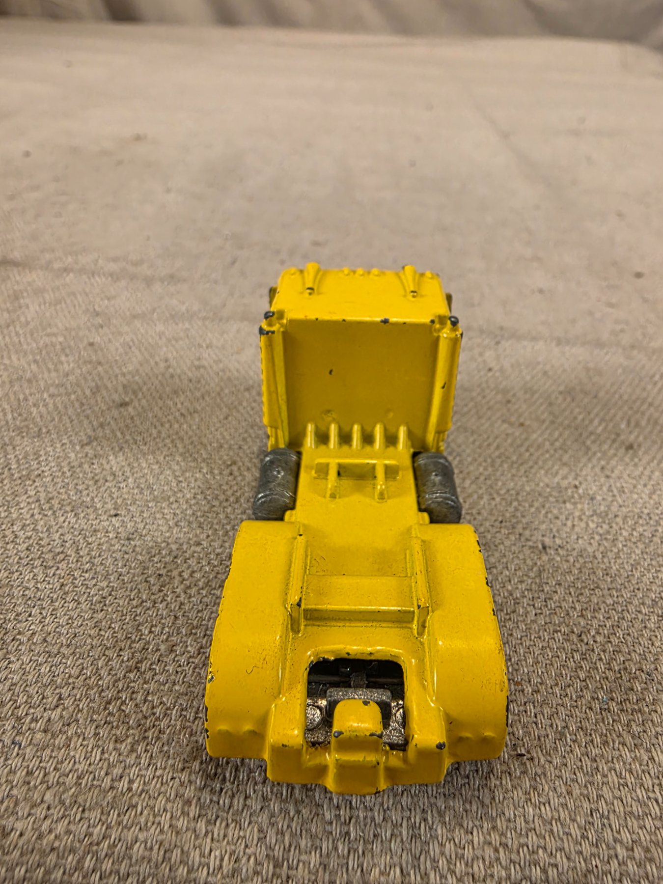 Vintage Hot Wheels 1986 Yellow Semi Truck Tractor Cab Malaysia - Image 4