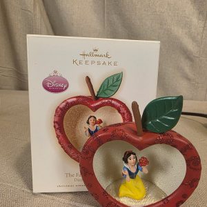 2009 Hallmark Keepsake Ornament The Fairest of Them All Disney Snow White