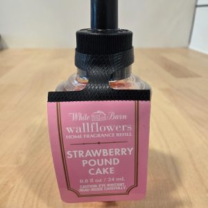 White Barn Bath & Body Works Strawberry Pound Cake Wallflowers Refill 0.8oz