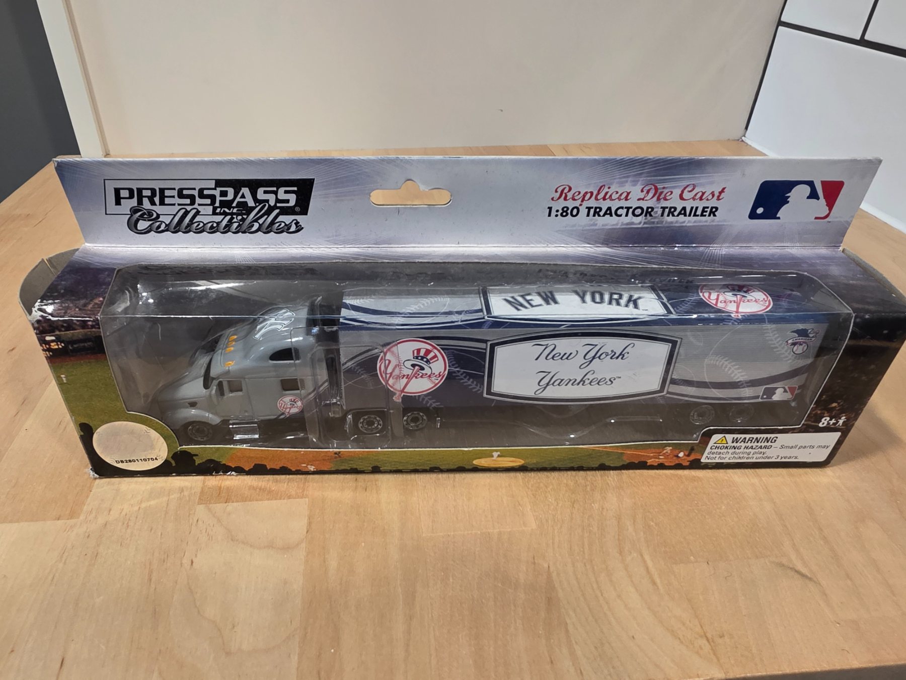 2011 Press Pass New York Yankees 1:80 Die Cast Peterbilt Tractor Trailer