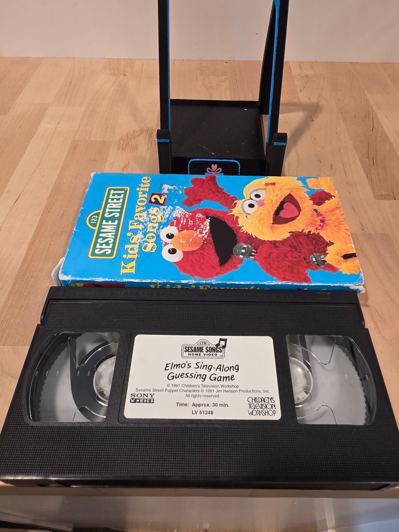 Sesame Street Elmo's Sing-Along Guessing Game VHS in Kids Favorite Songs 2 Case - Image 3