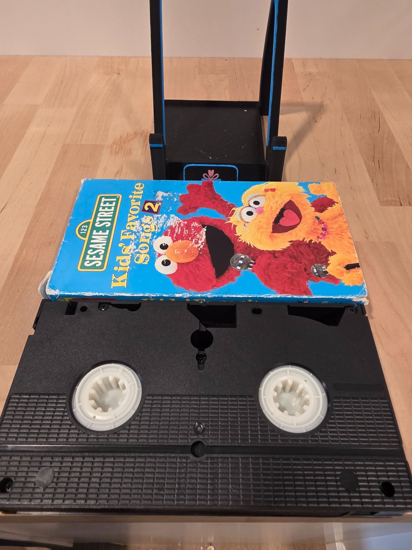 Sesame Street Elmo's Sing-Along Guessing Game VHS in Kids Favorite Songs 2 Case - Image 4