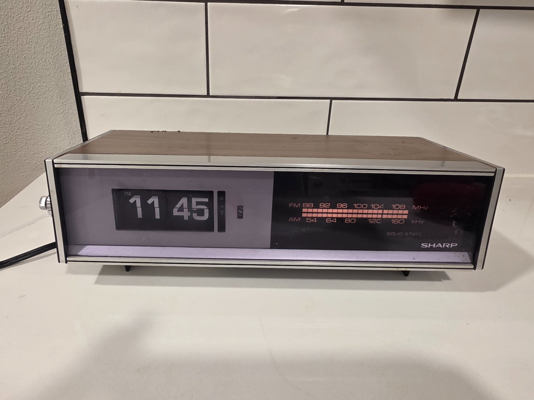 Vintage Sharp FXC-39A Flip Clock AM/FM Alarm Radio Woodgrain Japan