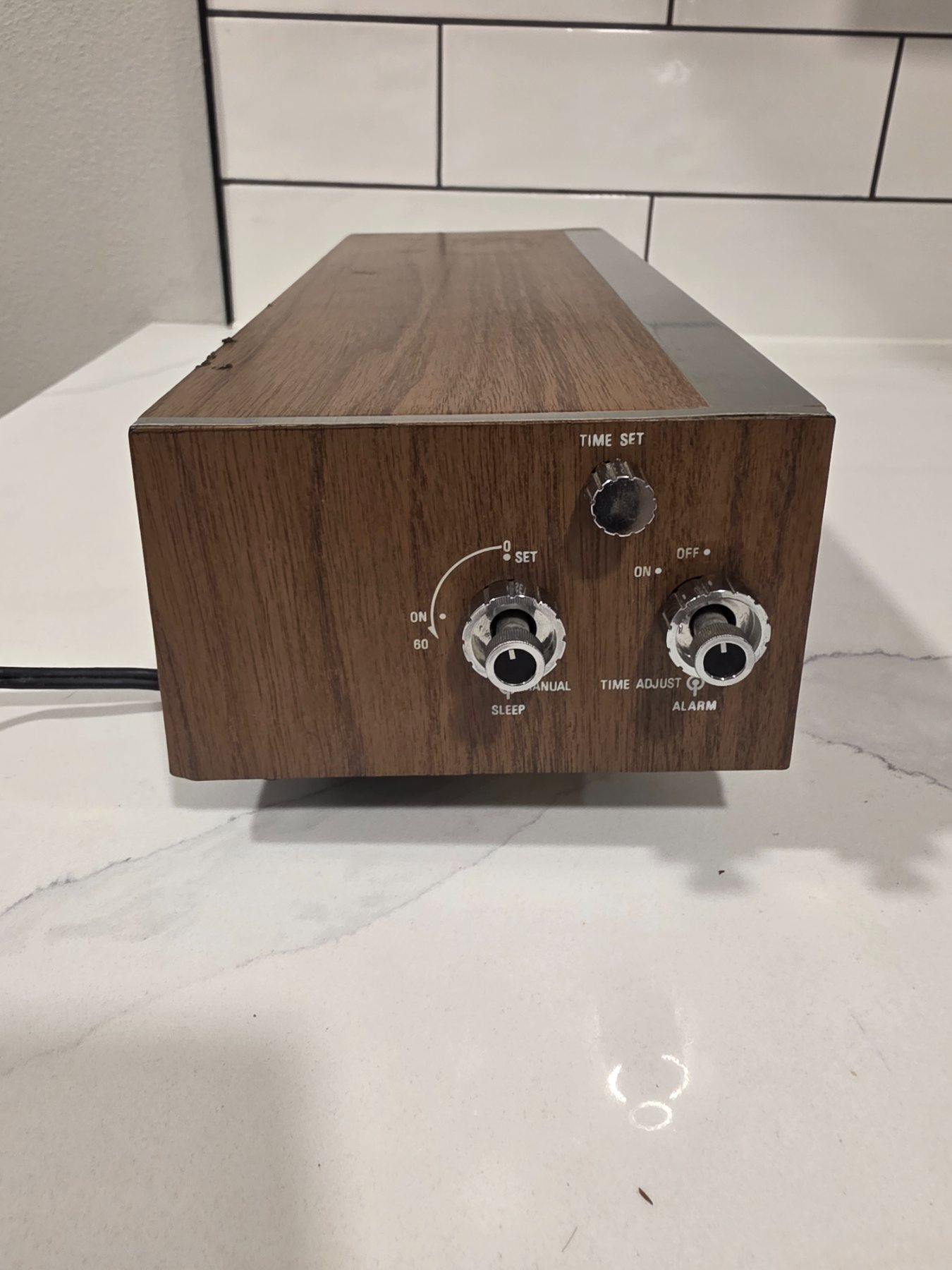 Vintage Sharp FXC-39A Flip Clock AM/FM Alarm Radio Woodgrain Japan - Image 4