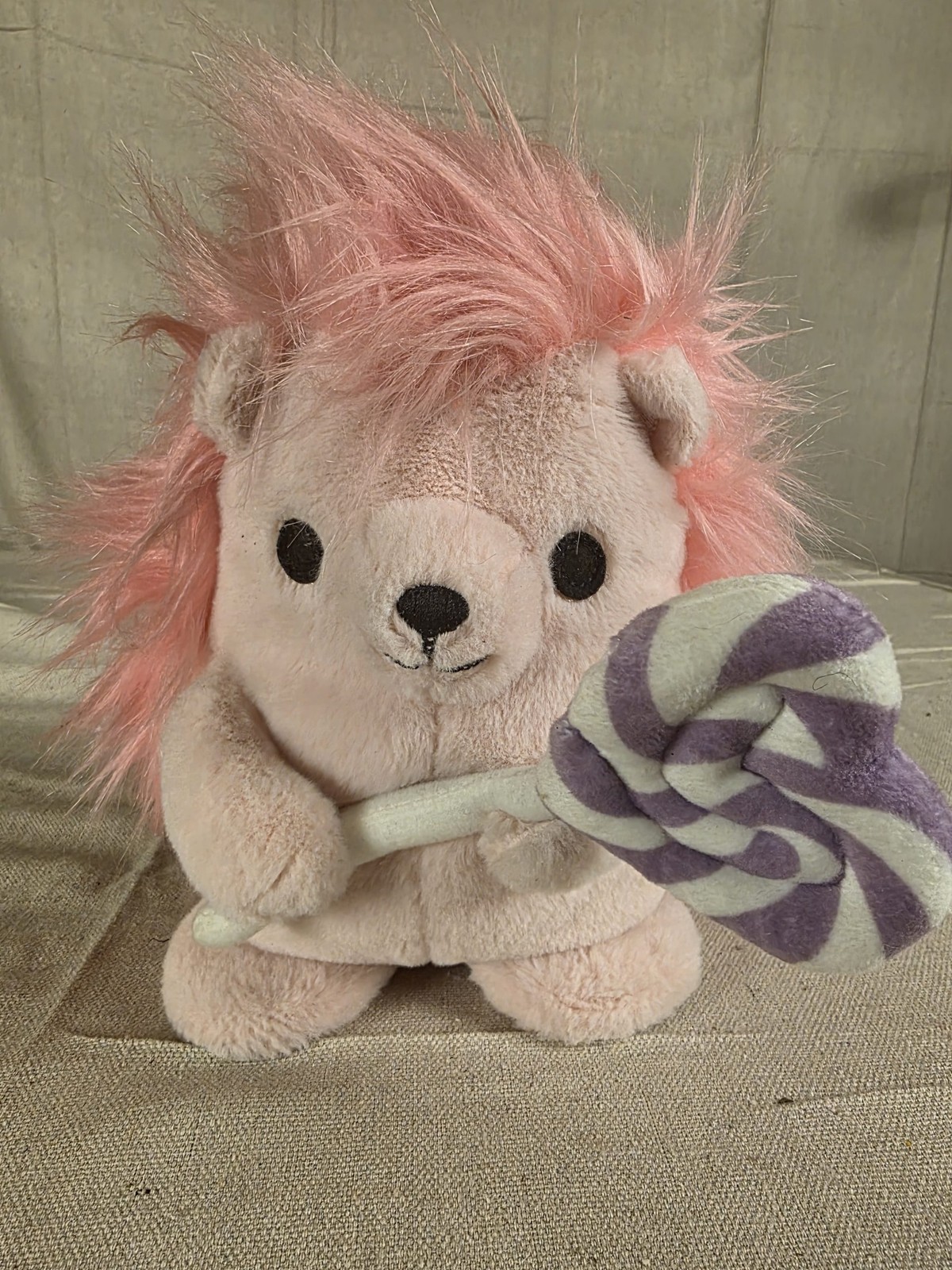 Hallmark Pink Singing Hedgehog Plush with Lollipop Valentine Toy - Image 2