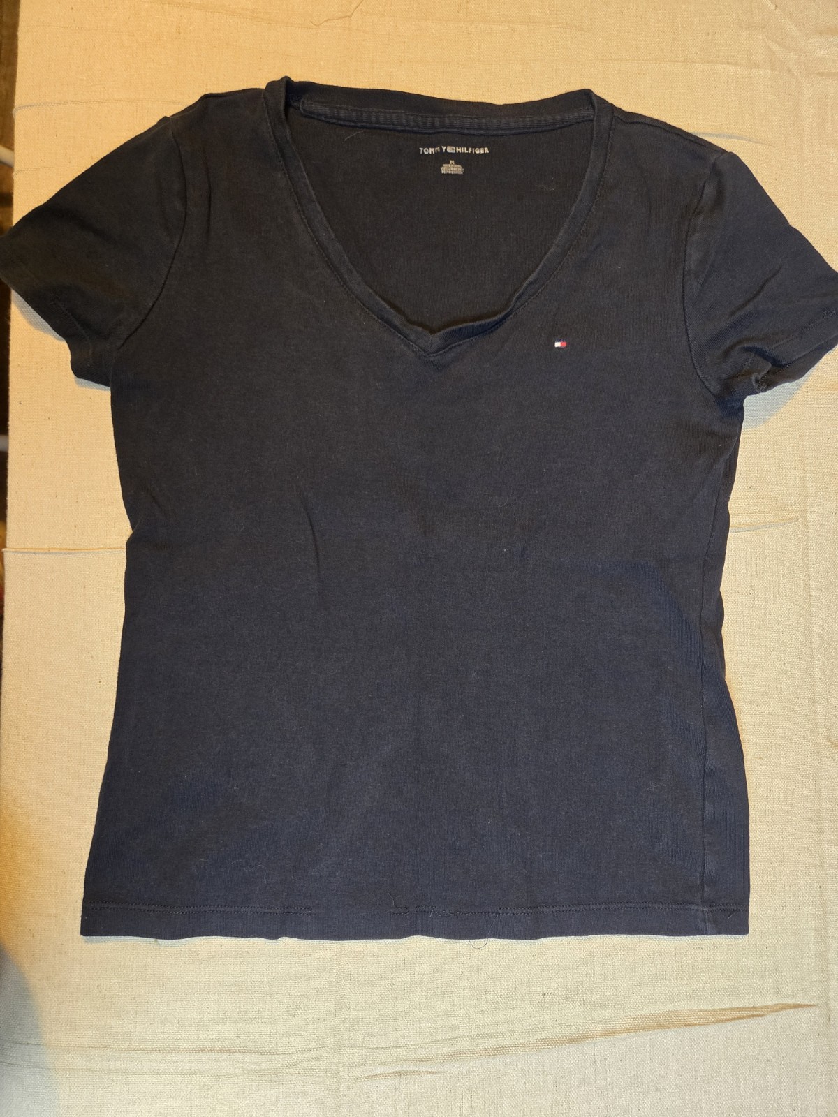Tommy Hilfiger Women’s Medium Navy Blue V-Neck T-Shirt Flag Logo Tee