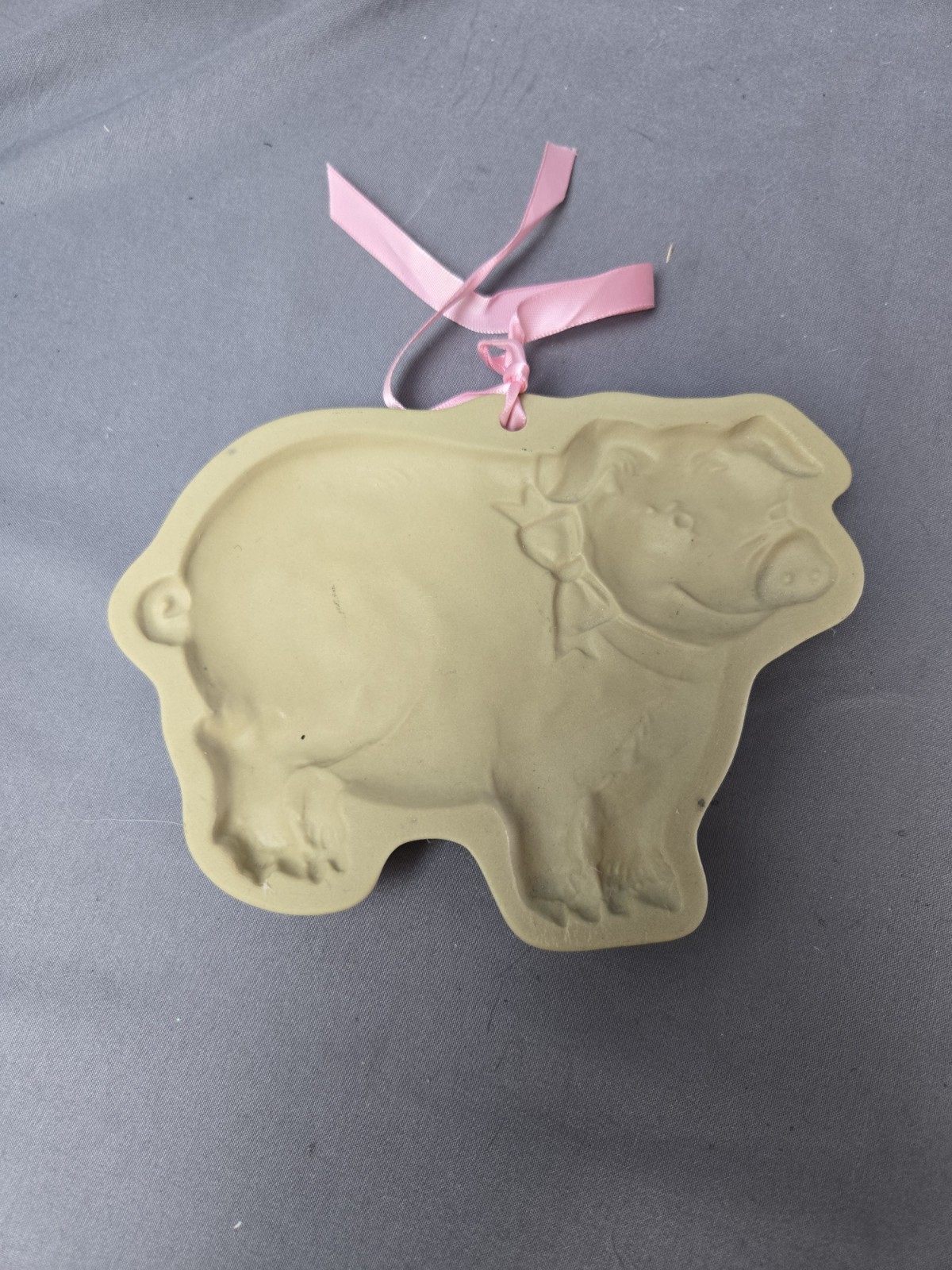 Brown Bag Cookie Art Pig W/Bow Tie Animal Baking Cookie Press Mold 1986