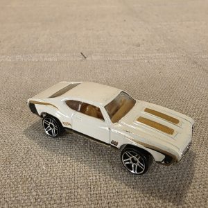 Hot Wheels 2000 Oldsmobile 442 W-30 White Gold Stripes Diecast Car